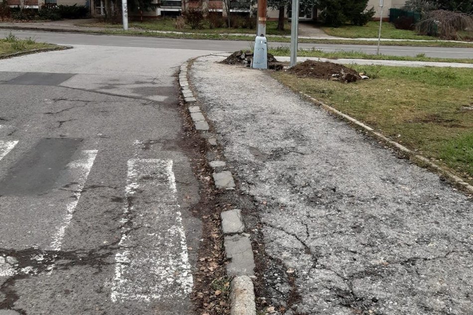 Ilustračný obrázok k článku KURIOZITA, ktorá pobavila Bystričanov: Značku dali horeznačky, FOTO