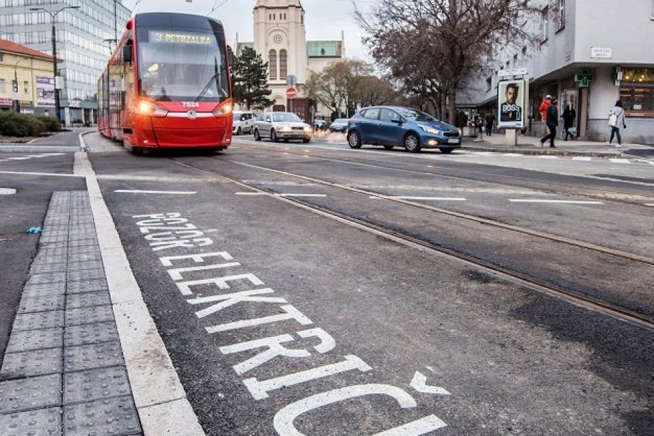 Ilustračný obrázok k článku Zrážka električky s chodcom: Pri nehode zasahovali záchranári, MHD nejazdila