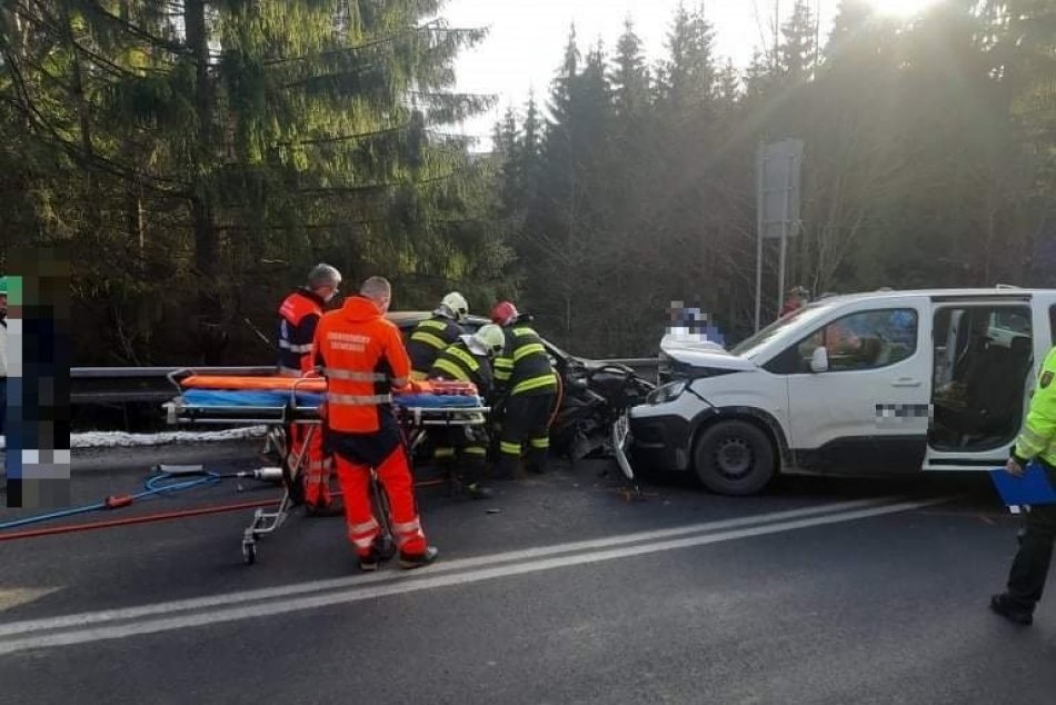 Ilustračný obrázok k článku Čelná zrážka na ceste do Bystrice: Vodič predbiehal cez 2 plné čiary, FOTO