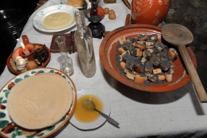 Ilustračný obrázok k článku Tradičné Vianoce v našich domácnostiach zanikajú: Sušené slivky nahradilo mango, kapra losos