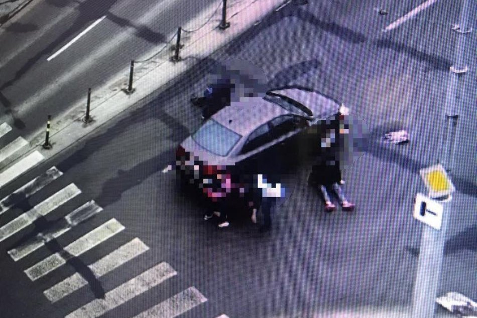 Ilustračný obrázok k článku Vodič v Bystrici zrazil 3 chodcov priamo na priechode: FOTO len pre silné povahy