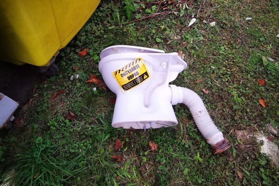 Ilustračný obrázok k článku V Handlovej si povedali DOSŤ! S čiernymi skládkami bojujú originálne, FOTO