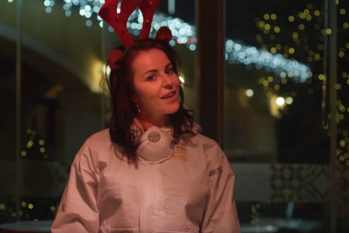 Ilustračný obrázok k článku Takýto VIDEOKLIP tu ešte nebol: Knechtová spieva o Vianociach v ochrannom odeve!