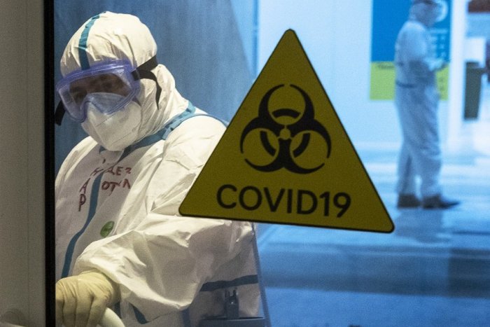 Ilustračný obrázok k článku Úmrtia na Covid-19 sú opäť v desiatkach: Rapídne pribudlo aj hospitalizovaných