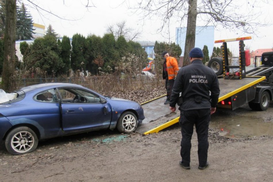 Ilustračný obrázok k článku Už neblokujú miesta iným: Z bystrických ulíc odstraňujú dlhodobo stojace vozidlá, FOTO