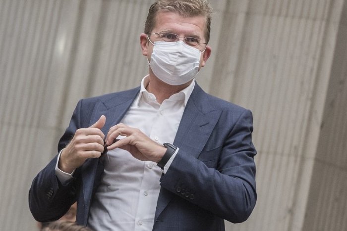 Ilustračný obrázok k článku Prvá škvrna Pellegriniho strany: NAKA obvinila poslanca a exministra hospodárstva Petra Žigu