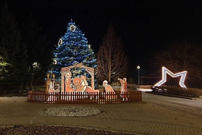 Ilustračný obrázok k článku V Bojnej majú kúsok pražských vianočných trhov: Obec zdobí netradičný betlehem