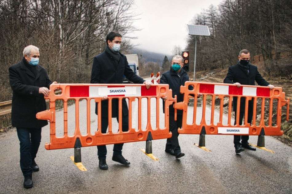 Ilustračný obrázok k článku Motoristi dostali zelenú: Poškodenú cestu na Gemeri sprejazdnili v jednom pruhu, FOTO