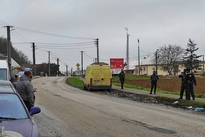 Ilustračný obrázok k článku Rómska osada pri Piešťanoch je v karanténe: Na mieste hliadkujú policajti