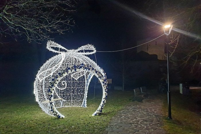 Ilustračný obrázok k článku Hrádok bude bez ohňostroja: Za ušetrené peniaze vznikla veľká vianočná guľa