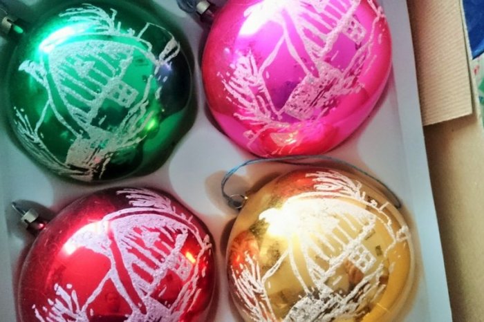 Ilustračný obrázok k článku Retro vianočné ozdoby NIKDY neomrzia: Vydržali desaťročia a zdobia stromčeky dodnes, FOTO