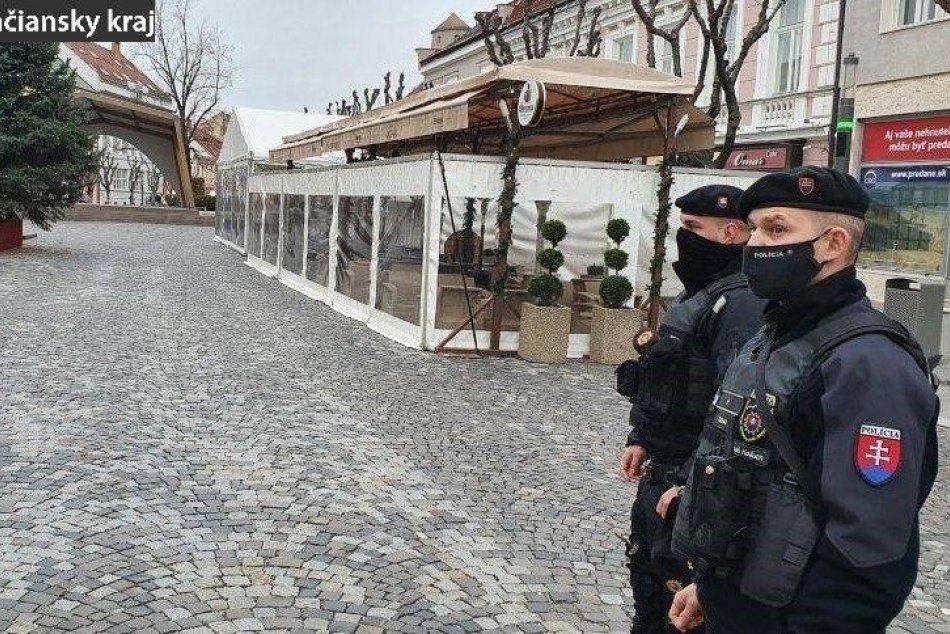 Ilustračný obrázok k článku Centrum Trenčína vyprázdnené: Na testovacích miestach boli TISÍCE ľudí, FOTO