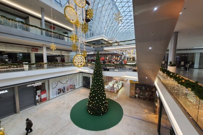 Ilustračný obrázok k článku Otváracie hodiny obchodov a nákupných centier počas vianočných sviatkov a Silvestra 2020