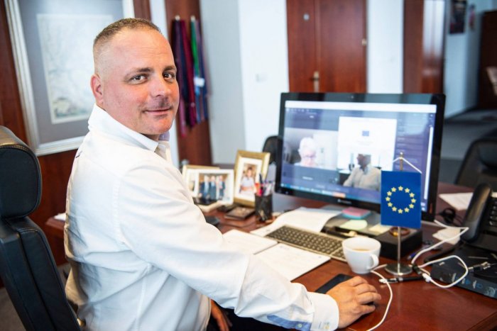 Ilustračný obrázok k článku Župan Droba naložil premiérovi: Vyzýva ho, aby neobviňoval ľudí za zlú pandemickú situáciu