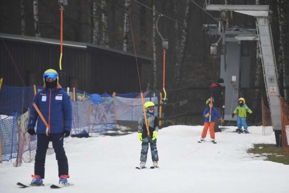 Ilustračný obrázok k článku Košičania trávia lockdown na svahu. Na Jahodnej sa lyžuje aj sánkuje, FOTO