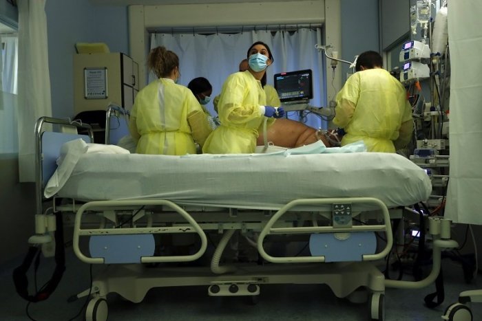 Ilustračný obrázok k článku Situácia je kritická! Nie je kde ukladať mŕtvych, objednali chladiaci príves