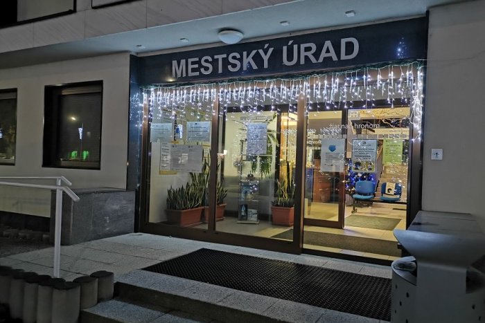 Ilustračný obrázok k článku COVID-19 opäť udrel na žiarsky mestský úrad: Bude na čas zavretý