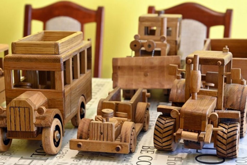 Ilustračný obrázok k článku Z dreva vyrába unikátne modely. Vodič autobusu má nevšednú záľubu, FOTO, VIDEO