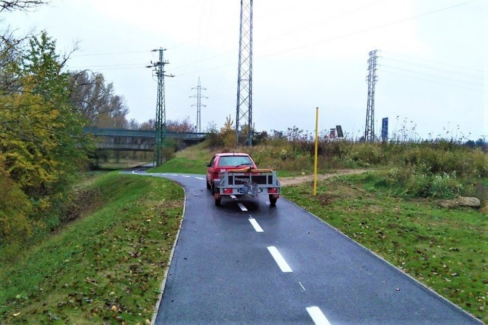 Ilustračný obrázok k článku Neskutočné! Na novej cyklotrase z Trenčína úradoval zlodej, župa prosí o pomoc