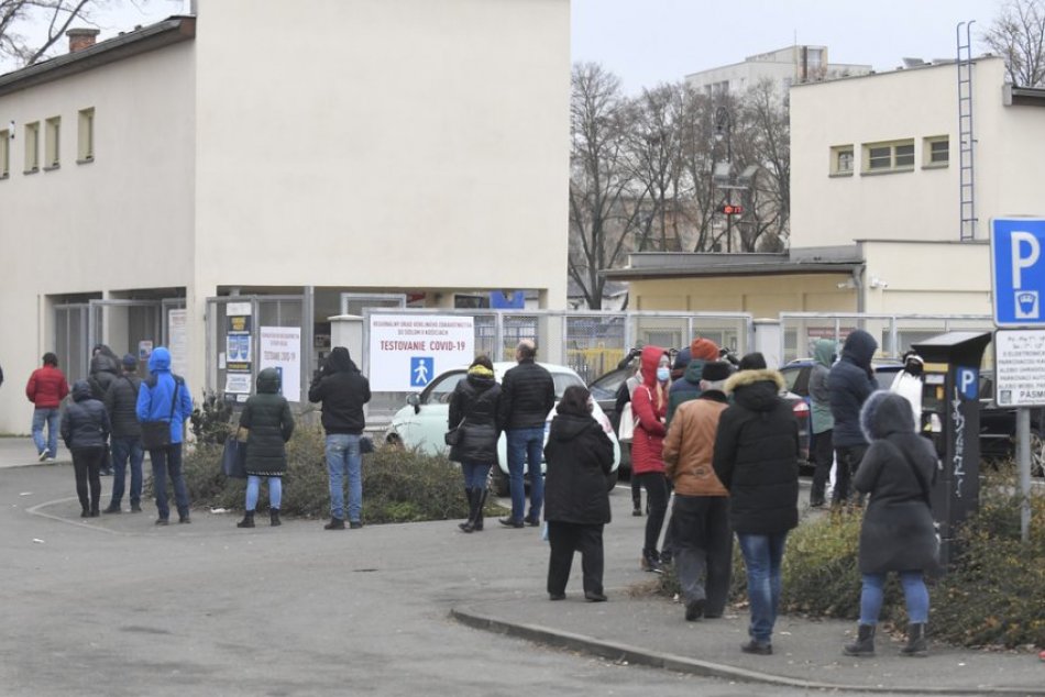 Ilustračný obrázok k článku V OBRAZOCH: Testovanie v Košiciach. Pred odbernými miestami sa čaká dlhé hodiny