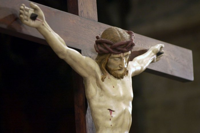 Ilustračný obrázok k článku Vyčíňanie za kostolom: Obvinený muž mal fyzicky napadnúť aj ženu