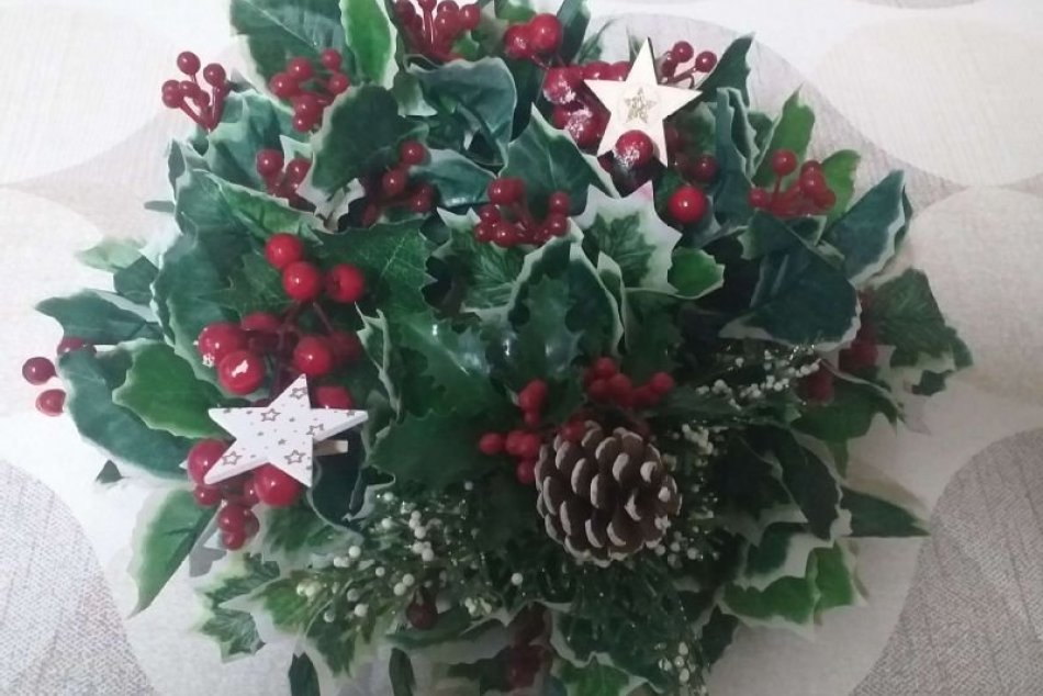 Ilustračný obrázok k článku Seniori v Handlovej o Vianoce neprídu: Potrápil ich COVID, potešia darčeky, FOTO