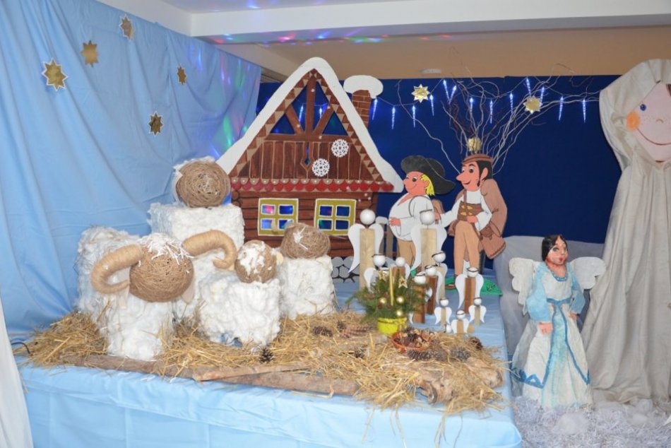 Ilustračný obrázok k článku Mikuláš, Betlehem aj Nastenka: Na základnej škole v Prešove majú nádhernú výzdobu, FOTO