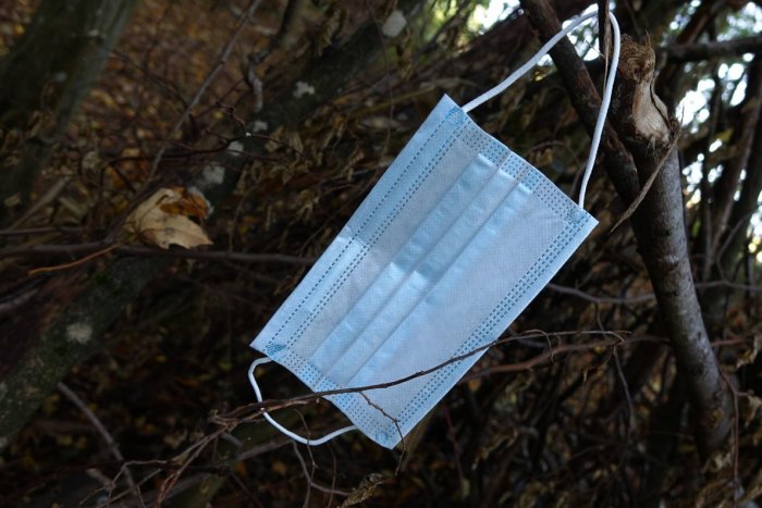 Ilustračný obrázok k článku Lekár varuje: Rúško nenosíme správne, spoľahlivú bariéru meníme na ohnisko vírusov!