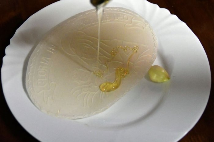 Ilustračný obrázok k článku Nesmú chýbať na štedrovečernom stole. Viete, čo symbolizujú oblátky, med a cesnak?