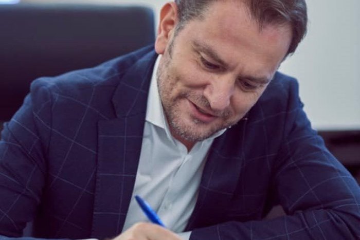 Ilustračný obrázok k článku Premiér zavinšoval s gramatickými chybami: Matovičov status na Vianoce vyvolal rozruch!