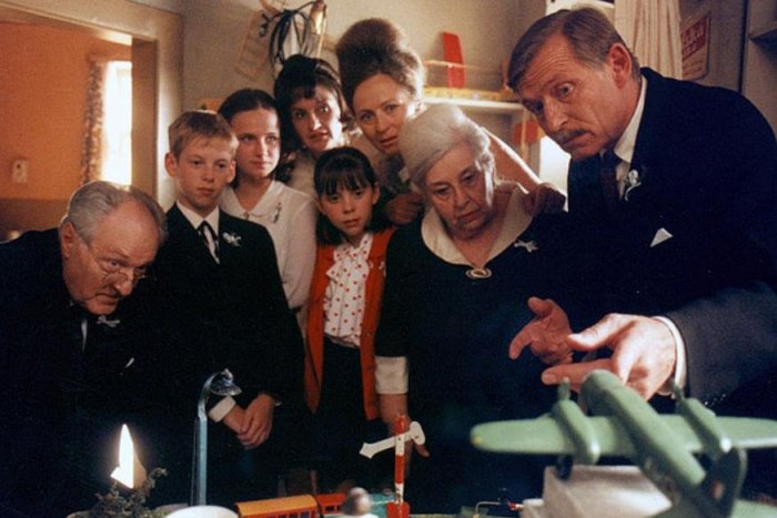 Ilustračný obrázok k článku Péťa z Pelíškov: Neviem si predstaviť vychovávať dieťa v dobe udavačstva a kádrových posudkov