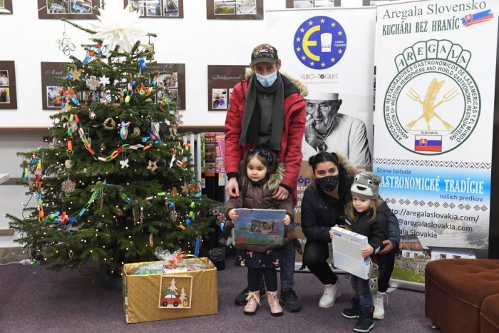 Ilustračný obrázok k článku Mladá rodina dostala krásny darček. Dražba stromčeka im pomôže udržať si bývanie, FOTO