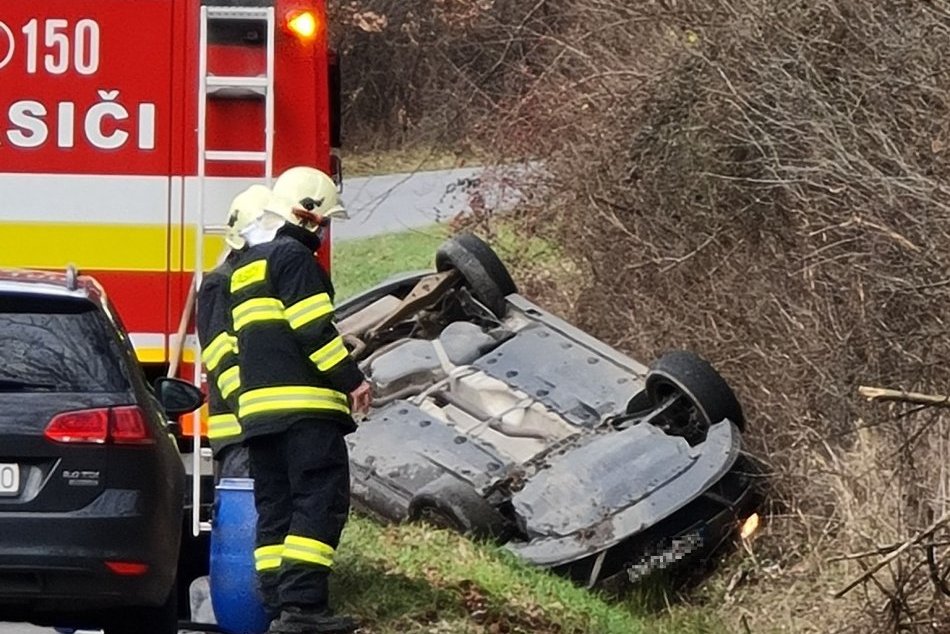 Ilustračný obrázok k článku Prvé INFO z miesta nehody: Pri Žiari skončilo auto na streche, 1 osoba je zranená, FOTO