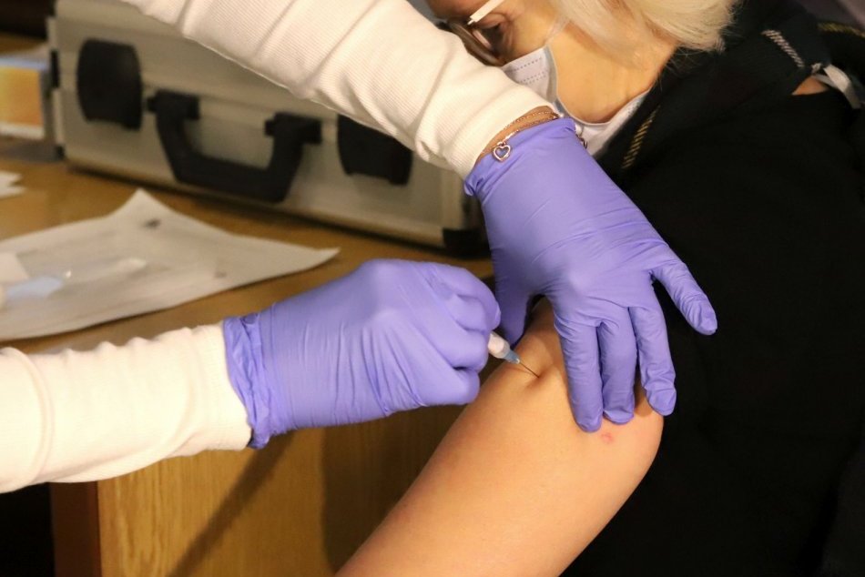 Ilustračný obrázok k článku V bystrickej nemocnici začali s očkovaním: Komu sa ušli prvé dávky vakcíny? FOTO