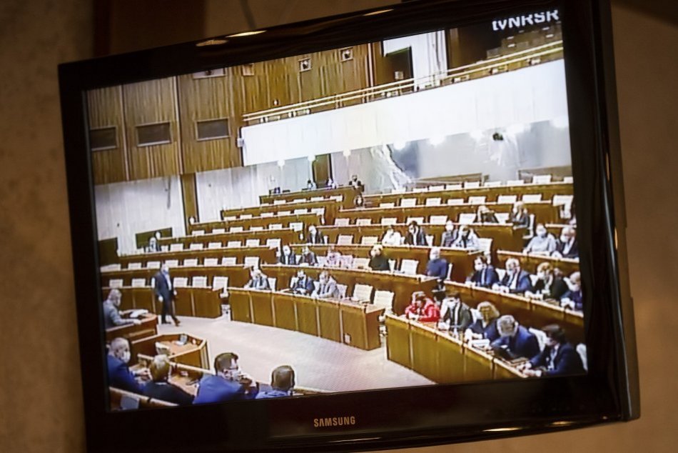 Ilustračný obrázok k článku BLAMÁŽ okolo rokovania za fóliou a výnimky pre Holého: Hlavný hygienik má problém!