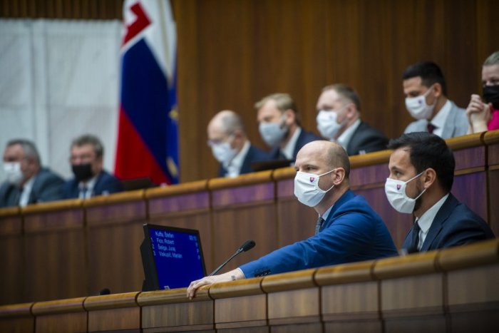 Ilustračný obrázok k článku Trestné oznámenie aj neúčasť na hlasovaní: Poslanci sa búria voči Mikasovej vyhláške