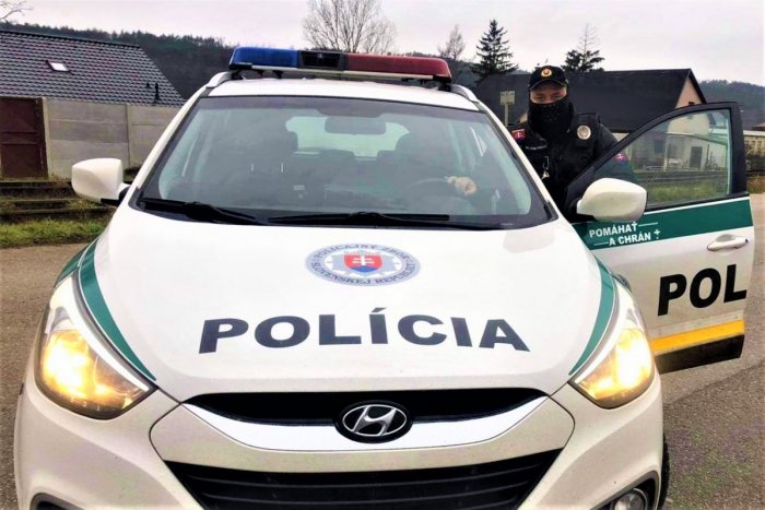 Ilustračný obrázok k článku Starostka a policajti starenke zrejme zachránili život: Vysilená na zemi kričala o pomoc!