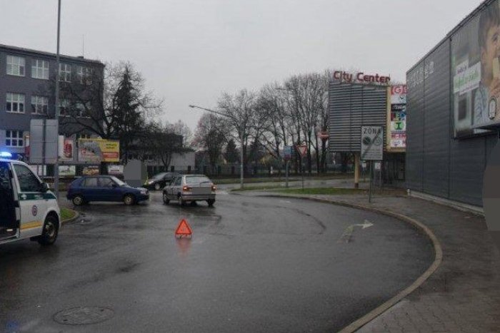 Ilustračný obrázok k článku Policajti zasahovali pri michalovskom obchodnom centre, FOTO z miesta nehody