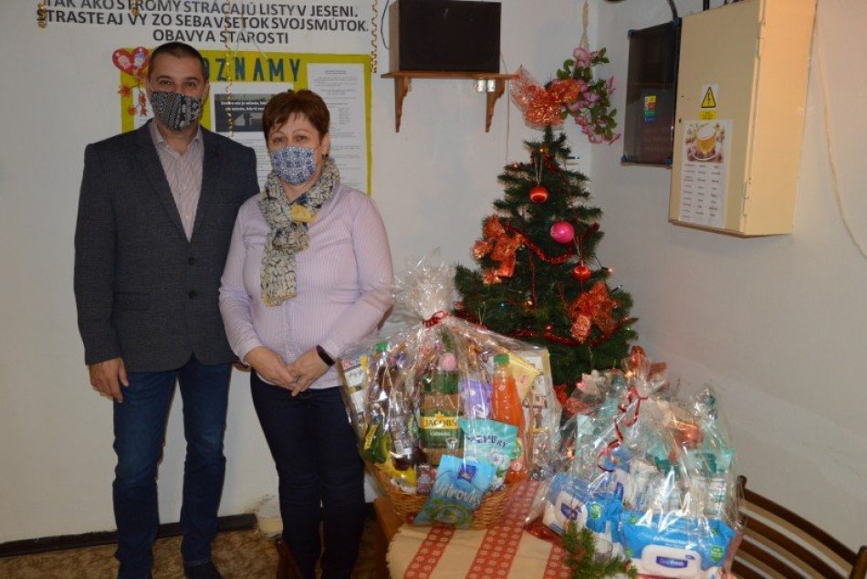 Ilustračný obrázok k článku Seniorom spríjemnili Vianoce: Viacerým organizáciám odovzdali hodnotné balíčky