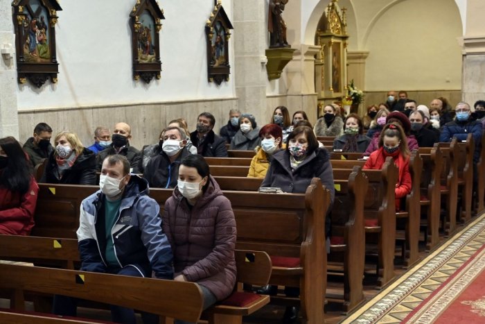 Ilustračný obrázok k článku Je čas ZATVORIŤ kostoly a zrušiť vlaky pre seniorov. Hrozí aj tvrdší lockdown?!