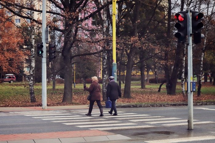 Ilustračný obrázok k článku Nový priechod na Levočskej je terčom dohadov, chodci opisujú nebezpečné skúsenosti