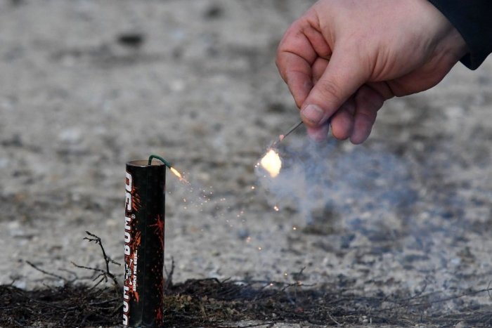 Ilustračný obrázok k článku Hororový silvestrovský úraz: Mladíkovi v Rožňave vybuchla petarda rovno V ÚSTACH!