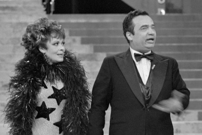 Ilustračný obrázok k článku Retro Silvester: Šampanské v "horčičákoch", televízne kabarety a prskavky