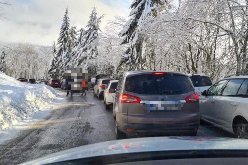 Ilustračný obrázok k článku Polícia o kritickej situácii: Pre nával lyžiarov uzavreli cestu na Skalku, FOTO
