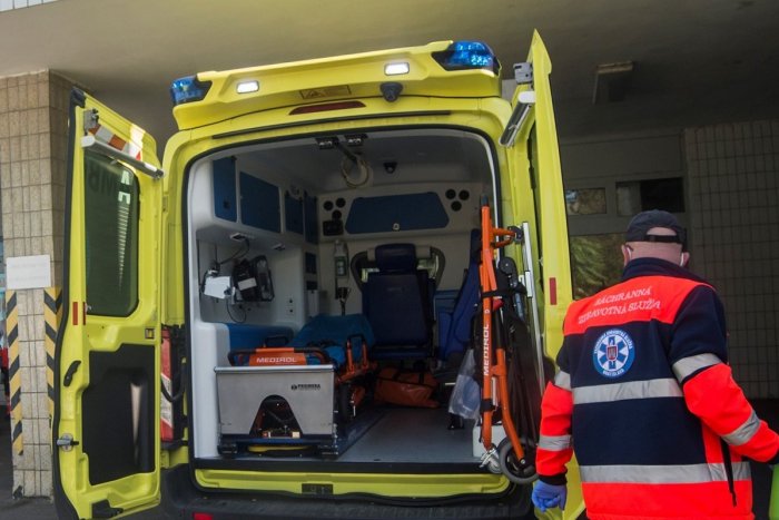 Ilustračný obrázok k článku Vážna nehoda na R1 pri Nitre: Pri náraze do kamióna sa ťažko zranil spolujazdec