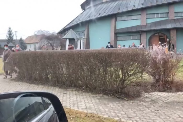 Ilustračný obrázok k článku Lockdown a zákaz bohoslužieb si vysvetlili po svojom: Na severe Slovenska plný kostol!