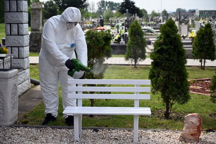 Ilustračný obrázok k článku Zamykajú cintoríny! Mesto v našom okrese uzatvára aj detské a športové ihriská