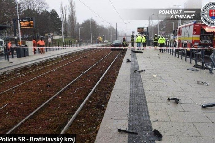 Ilustračný obrázok k článku Kuriózna nehoda v Bratislave: Vodič skončil v koľajisku električiek