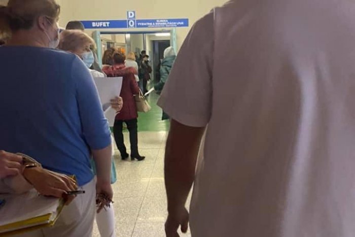 Ilustračný obrázok k článku Situácia na Antolskej očami ľudí? Katastrofa: Problémy s očkovaním, žiadne odstupy!