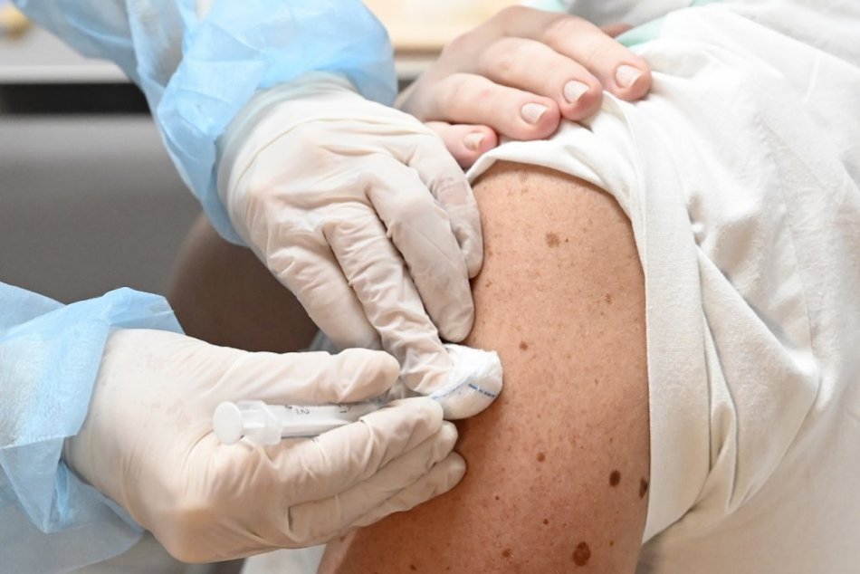 Ilustračný obrázok k článku Proti korone očkujeme zatiaľ veľmi pomaly. Samosprávy ponúkajú pomoc